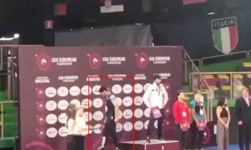 Ermənistan himninə görə kürsünü tərk edən güləşçimizin medalı alındı - Video