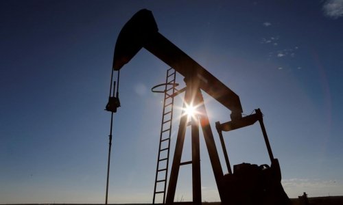 World oil prices slightly decrease