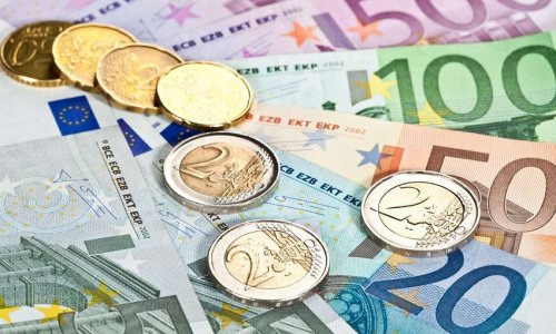 Euro drops below 2022 low