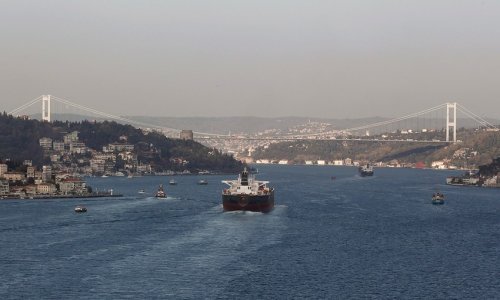 Oil tanker jam forms off Turkiye after start of Russian oil cap