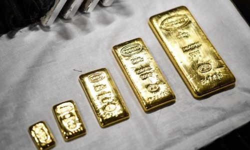 Gold prices fall slightly ahead of statistics release in US