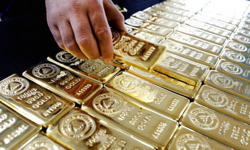 Gold falls in price slightly amid strengthening dollar