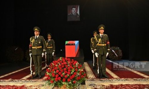 Проходит церемония прощания с национальным героем Риадом Ахмедовым