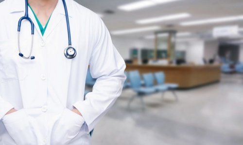 Госагентство: В Азербайджане есть врач-хирург, получающий зарплату в размере 25 тыс. манатов