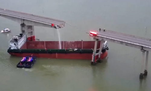 Çində yük gəmisi körpüyə çırpılıb, ölən və yaralılar var - Video