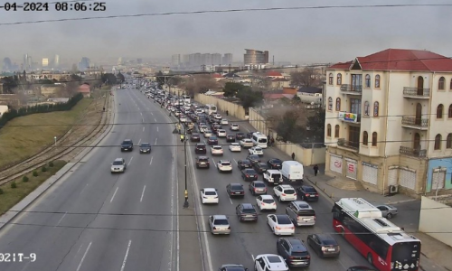 В Баку на ряде улиц и проспектов наблюдаются заторы