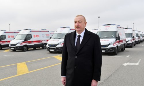 Президент Ильхам Алиев ознакомился с новоприобретенными современными автомобилями скорой медпомощи