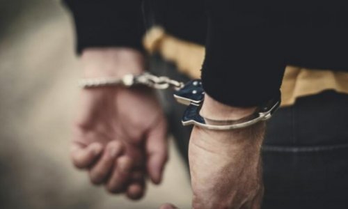 В Баку по подозрению в краже из автомобиля задержаны два человека