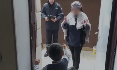 Qapı arxasında qalan 4 yaşlı uşaq xilas edilib - Video