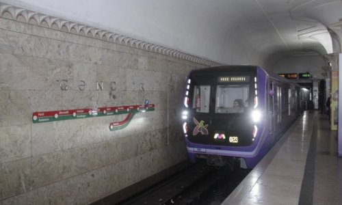 Bakı metrosunda sərnişin ehtiyatsızlıqdan qatar yoluna düşüb
