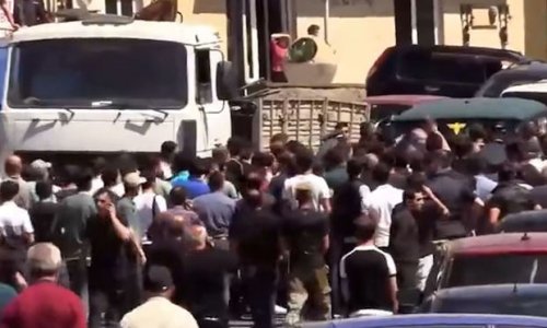 Tavuşda maşını etirazçıların üzərinə sürdülər - VİDEO