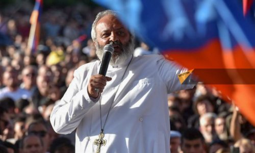 Премьеру Армении дали час на отставку