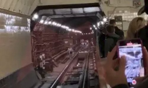Moskvada metroda tüstülənmə baş verib- Video
