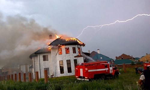 В Загатале от удара молнии загорелся частный дом