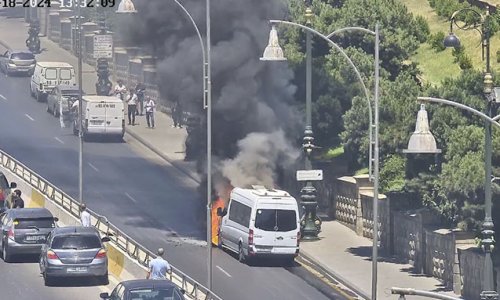 В Баку перед отелем загорелся микроавтобус