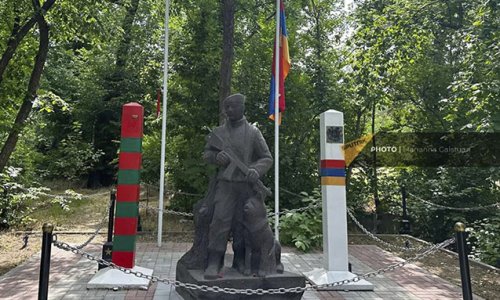 Акт вандализма в ереванском парке: сорваны флаг и герб России