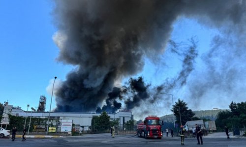 На фабрике в Стамбуле вспыхнул сильный пожар