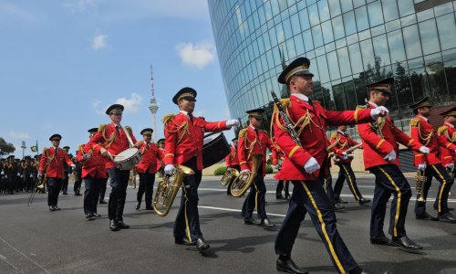 В Баку прошли шествия военнослужащих в сопровождении военных оркестров