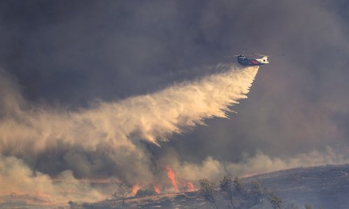 ВС Турции тушат лесной пожар в Измире