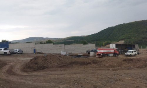 На азербайджано-армянской границе заметили огромную стену