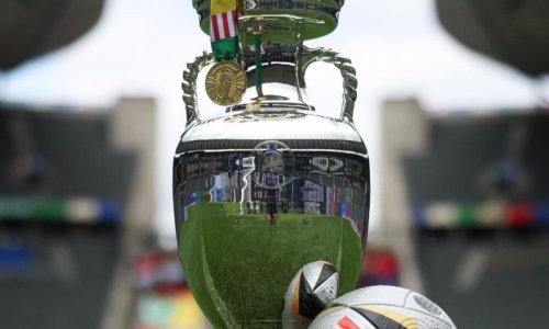 UEFA AVRO-2024-ün kuboku və qızıl medalını nümayiş etdirib