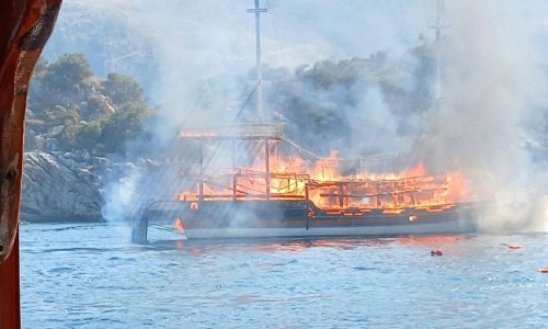 У берегов Мармариса на прогулочной яхте произошел пожар, есть пострадавшие