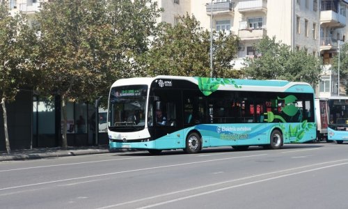 На нескольких улицах Баку затруднено движение транспорта