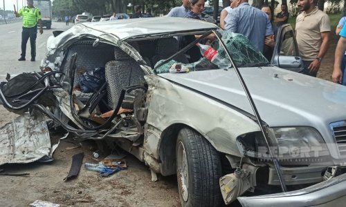 На дороге Баку-Сумгайыт автомобиль врезался в дерево