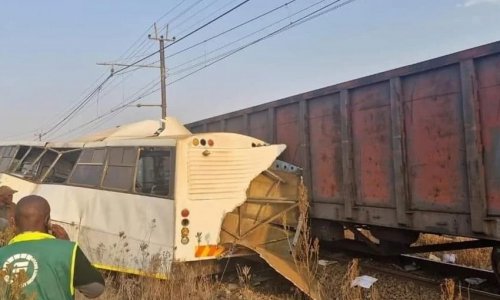 В ЮАР при столкновении школьного автобуса и поезда погибли пять человек