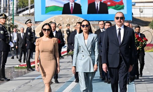 Prezident xanımı və qızı ilə Daşkənddə Heydər Əliyevin barelyefi önünə gül dəstələri qoyub - Yenilənib