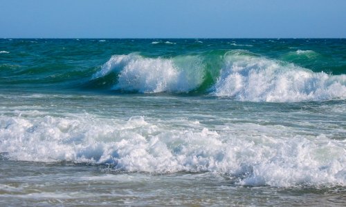 МЧС призывает граждан не купаться в море при сильном ветре