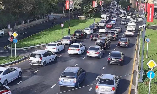 На нескольких улицах Баку затруднено движение транспорта