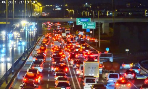 Aeroport yolunda qəza sıxlığa səbəb olub