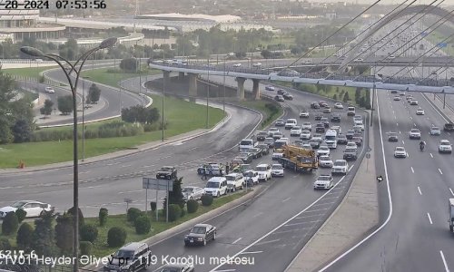 Bakıda bitum daşıyan yük maşını aşıb, maye yola dağılıb