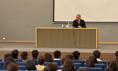 Rektor tələbələri başına topladı - Qarabağ Universitetində görüş keçirilib