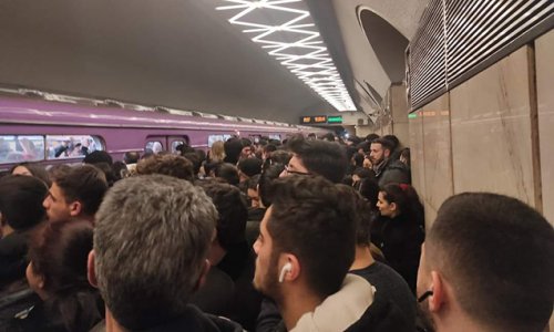 Metrosunda qatarların hərəkətində 11 dəqiqə yubanma olub