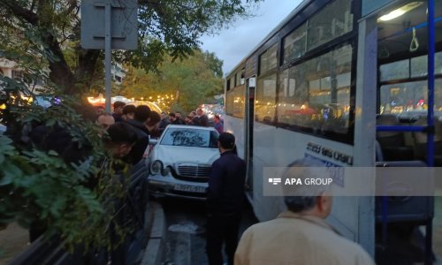 Bakıda sərnişin avtobusu ilə minik maşını toqquşub