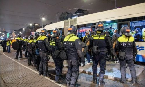 Amsterdamda israilli azarkeşlərə hücum olunub,10 nəfər yaralanıb - Video