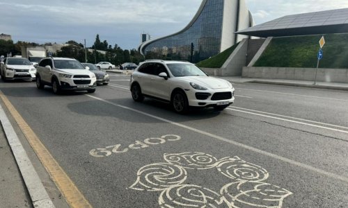 В Азербайджане начался демонтаж дорожных знаков на полосах COP29