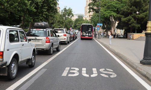 Daha bir küçədə avtobus zolağının qüvvədə olma vaxtını bildirən yol nişanı quraşdırılıb