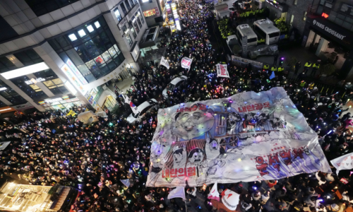 Сторонники и противники президента Южной Кореи вышли на акции протеста в Сеуле