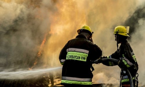 В Сумгайыте из-за пожара в жилом доме эвакуированы жители