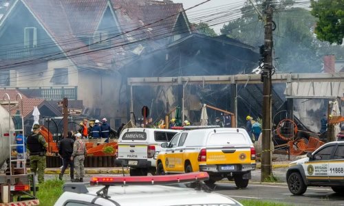 В жилом квартале в Бразилии упал самолет, погибли не менее 10 человек