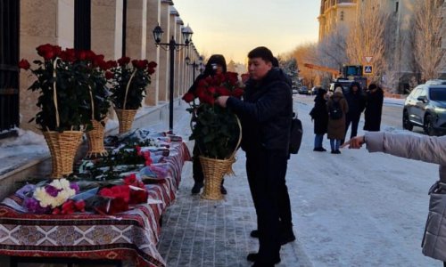 Media: Kazakhstanis bringing flowers to Azerbaijan's embassy in Astana