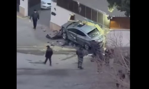 Bakıda maşın polis bölməsinin hasarına çırpıldı - Video