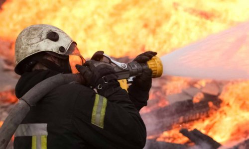 В Гяндже возник пожар в цеху, есть пострадавший