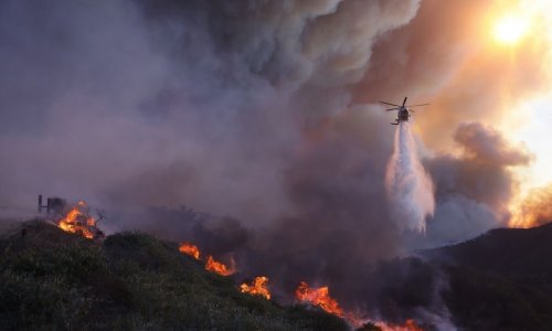 В Лос-Анджелесе задержали трех подозреваемых в поджоге на фоне лесных пожаров