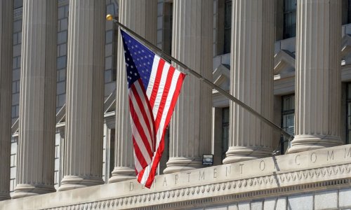 Чиновникам США предложили зарплату за восемь месяцев, если они уволятся