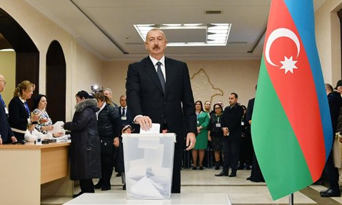 Prezident İlham Əliyev 1 saylı seçki məntəqəsində səs verib