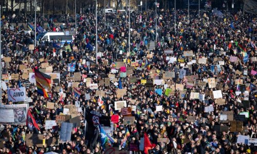 Немцы массово вышли на улицы против националистов